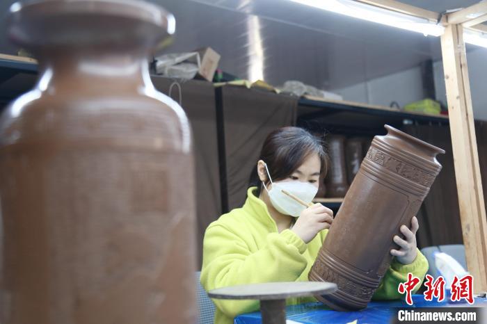 图为馆陶一家黑陶制品厂工人正在陶坯上雕刻图案。　郭江鹏 摄