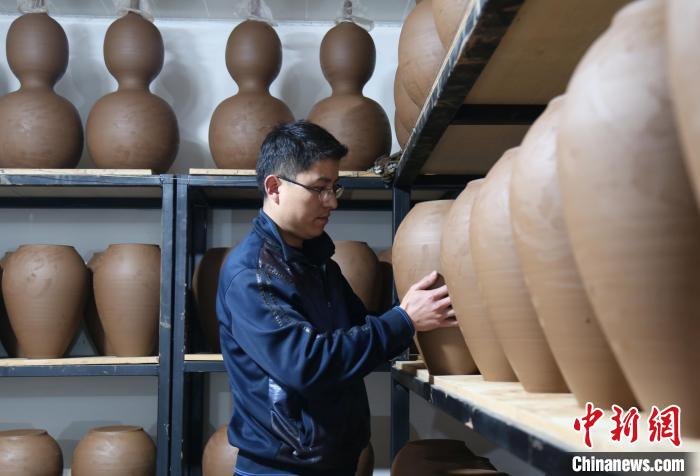 图为馆陶县一家黑陶制品厂工人正在摆放陶坯。　郭江鹏 摄