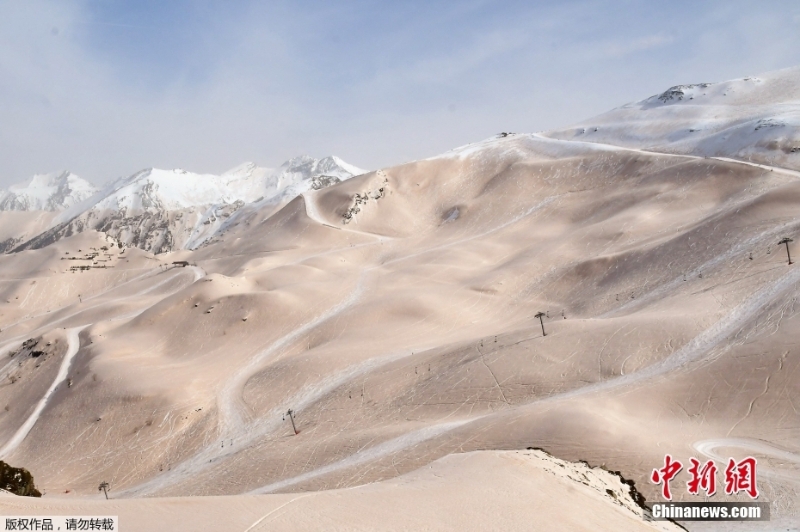 法国遭遇沙尘暴 滑雪胜地被沙尘覆盖