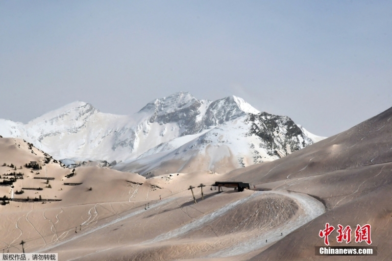 法国遭遇沙尘暴 滑雪胜地被沙尘覆盖