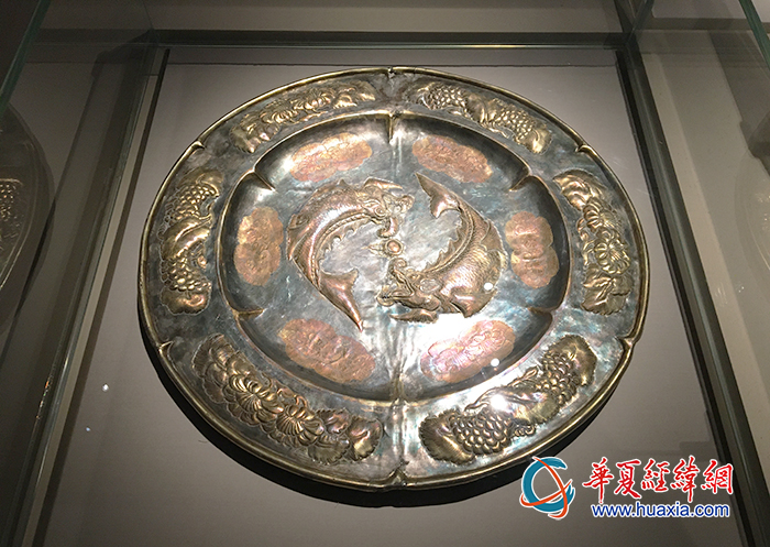 该盘体型硕大,做工精湛,是目前国内出土的工艺价值较高的唐代金银器之