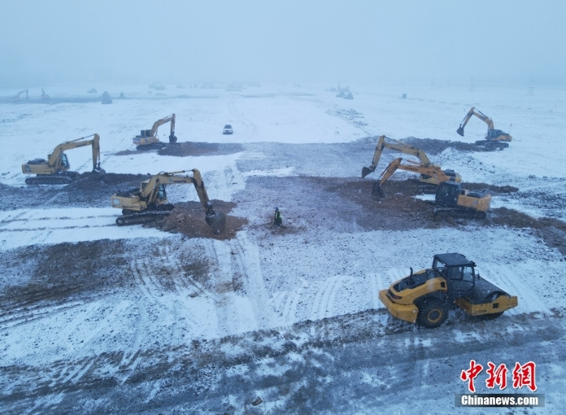 施工人员冒雪建设吉林市高新南区隔离方舱