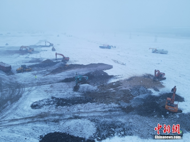 施工人员冒雪建设吉林市高新南区隔离方舱