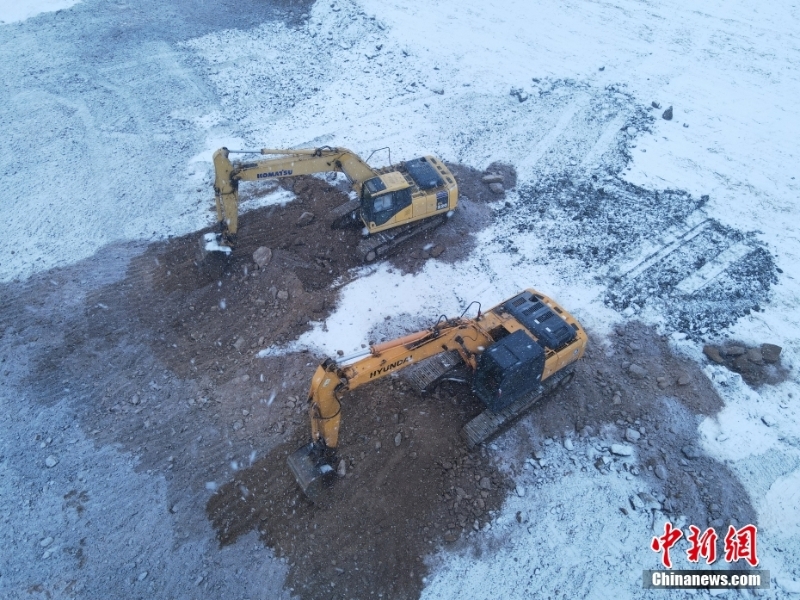 施工人员冒雪建设吉林市高新南区隔离方舱