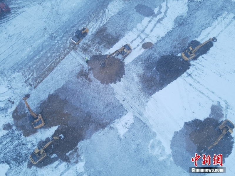 施工人员冒雪建设吉林市高新南区隔离方舱
