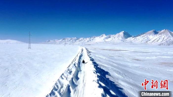 图为雪地摩托“先锋开路”。　西藏军区供图