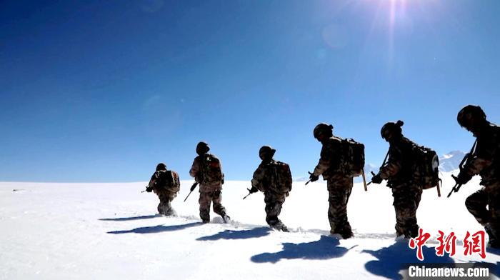 图为巡逻官兵踏雪前行。　西藏军区供图