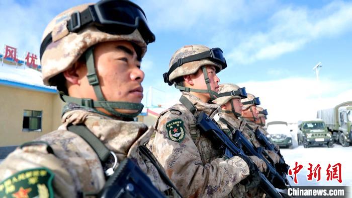 图为巡逻官兵整装待发。　西藏军区供图
