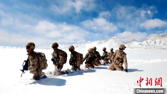 图为巡逻官兵踏雪前行。　西藏军区供图