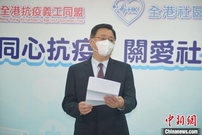 3月18日，香港中资企业慈善基金将募集到的500万港元，捐给全港社区抗疫连线。图为张夏令致辞。　中企基金供图