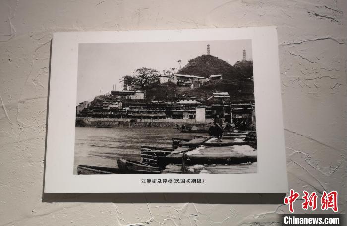 台州府城墙博物馆展示的民国初期江厦街与浮桥旧影。　范宇斌 摄
