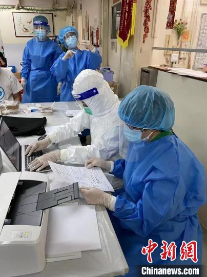 近日，香港海关义工队进入安老院舍，协助医疗团队为长者和智障人士注射疫苗。　海关义工队供图