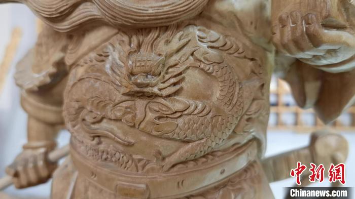 中国木雕艺术蕴含着丰厚的中华文化内涵。图为山西木雕艺人王全胜木雕作品。　王惠琳 摄