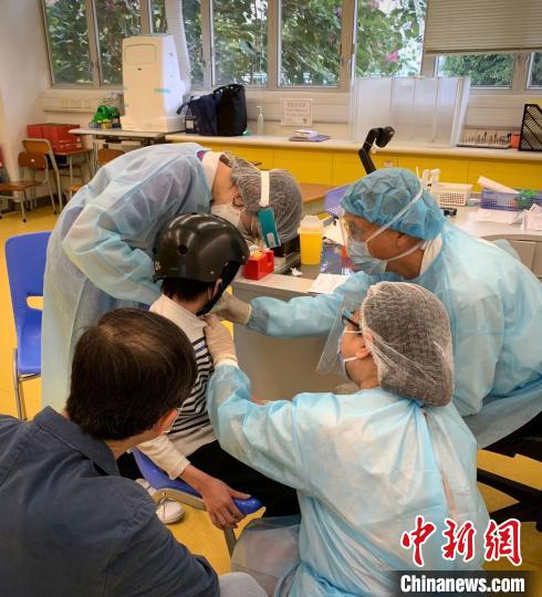 香港特区政府教育局通过派出义务医疗团队等方式，协助特殊学校学生接种新冠疫苗。　杨润雄 供图