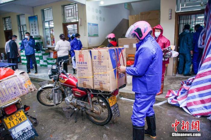 特写：冒雨营救 地毯式搜查东航误事失事客机黑匣子