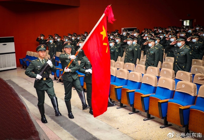 军官退役向军旗敬礼