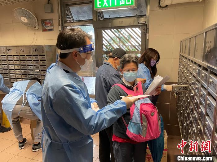 3月23日，香港侨界义工向基层街坊派发防疫抗疫物资。　香港侨界社团联会供图