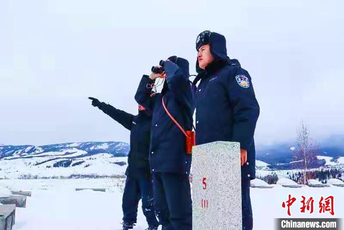 新疆戍边人骑马、步行翻雪山、越达坂