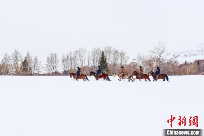 民警和护边员骑马穿越雪海。　李铭骥 摄