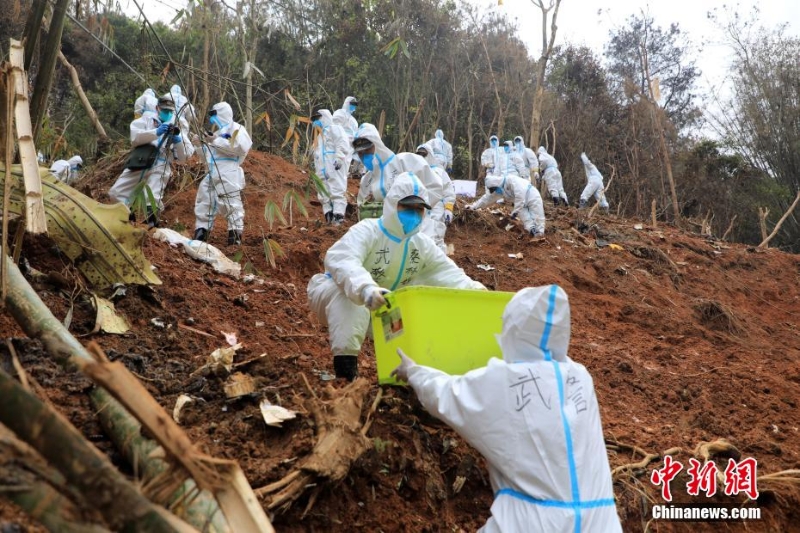 东航坠机救援现场：武警官兵分批次、分区域搜索