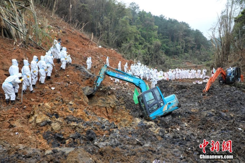 东航坠机救援现场：武警官兵分批次、分区域搜索