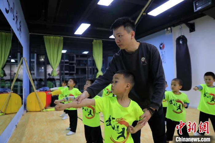李阳冉在武术馆教小学员练习武术。　王磊 摄