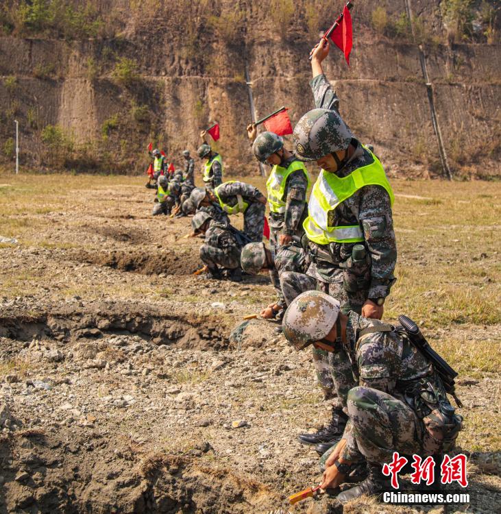75集团军某旅滇西高原开展TNT实爆作业