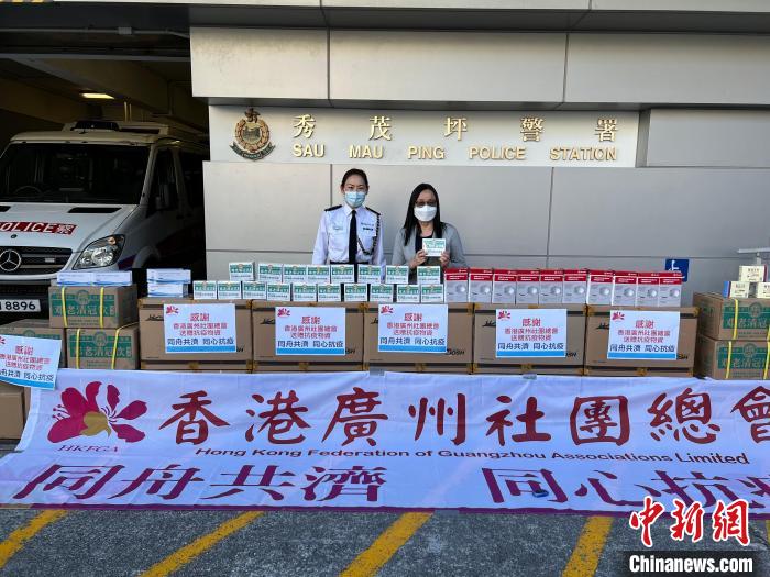 香港廣州社團總會第一執行主席兼秘書長李鳳瓊慰問秀茂坪警署。　香港廣州社團總會供圖