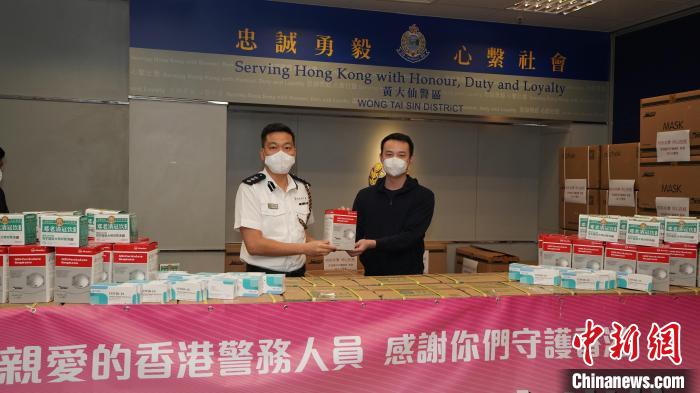香港廣州青年總會主席霍啟文慰問黃大仙警區。　香港廣州社團總會供圖