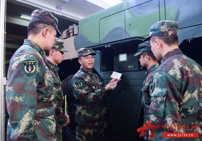 火箭军某部军士指挥长方阵成为托举长剑飞天"主力军"