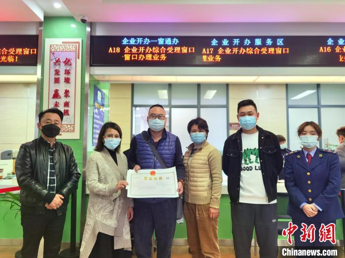 在黔台青获颁个体工商户营业执照：创业更有信心