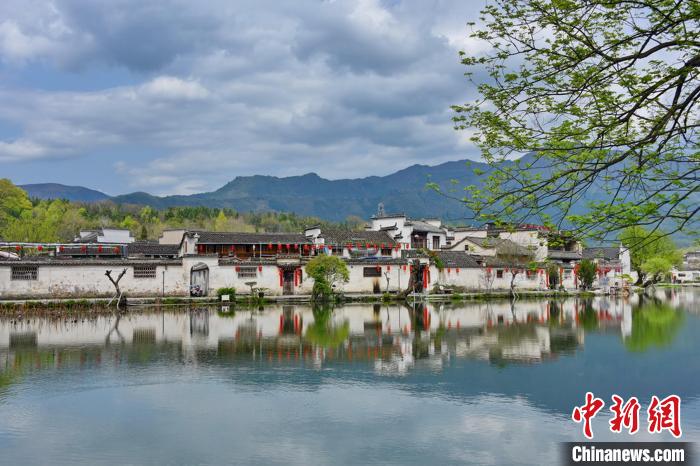 宏村现存明清古民居百余幢，素有“中国画里乡村”之美誉。　许家栋 摄