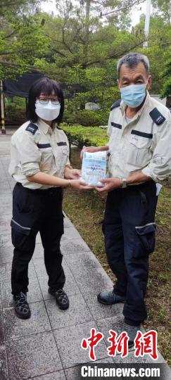 香港政府人员协会属会渔农自然护理署职工会向工友派防疫物资。　香港政府人员协会供图