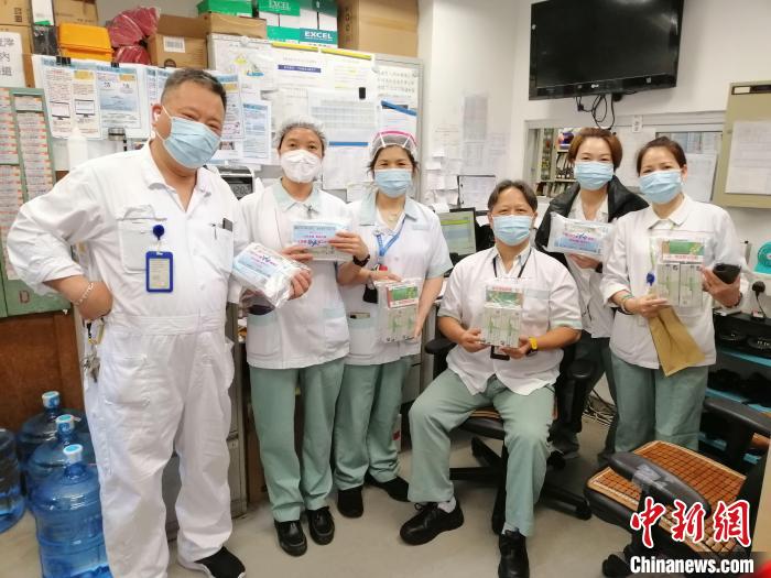香港政府人员协会属会——医院管理局员工协会到医院向工友派防疫物资。　香港政府人员协会供图