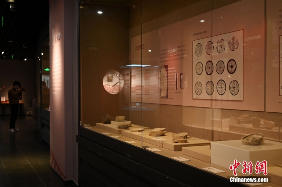 广州展出南越国宫署遗址出土的百余件瓦当