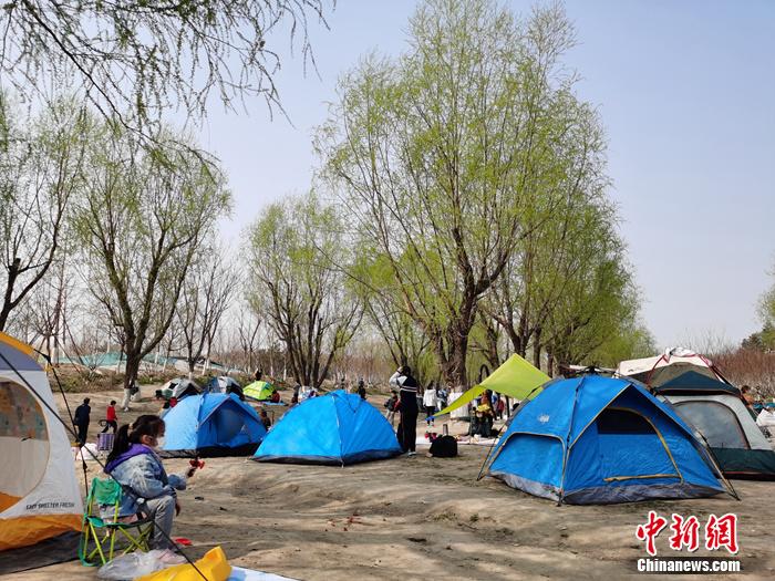 4月4日,眾多游客在北京溫榆河公園露營。<a target='_blank' href='/' >中新網</a>記者 李金磊 攝
