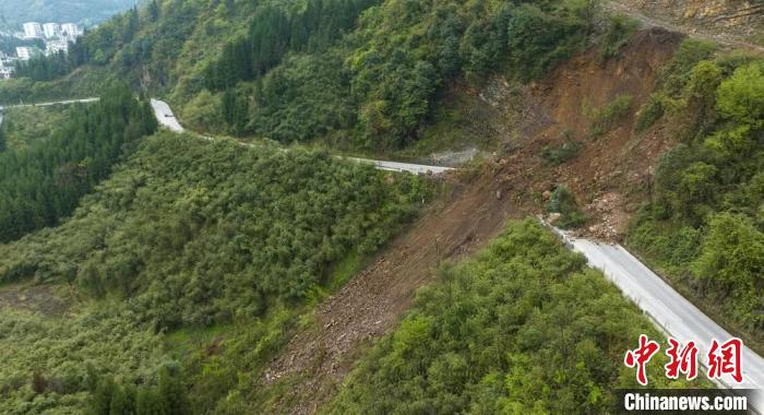 地震导致的山体滑坡阻断部分道路。　刘忠俊 摄