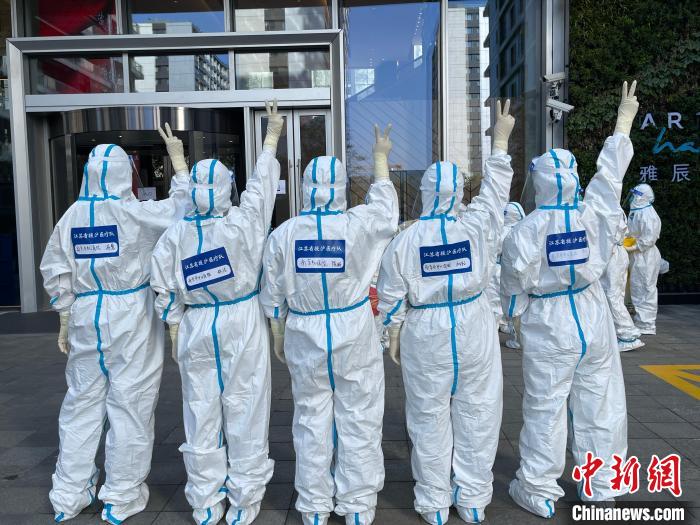 來自南京的“大白”們堅守在上海抗疫“前線”。　南京市中心醫院供圖