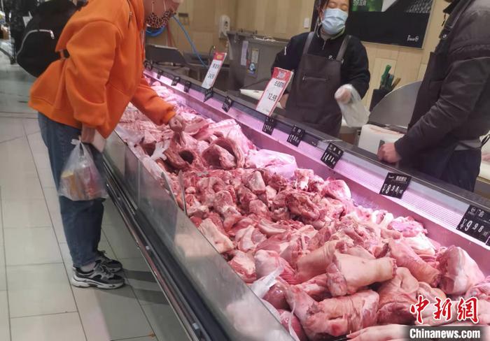 北京丰台区一家大型超市内的猪肉价钱。 <a target='_blank' href='/' >中新网</a>记者 谢艺不雅 摄