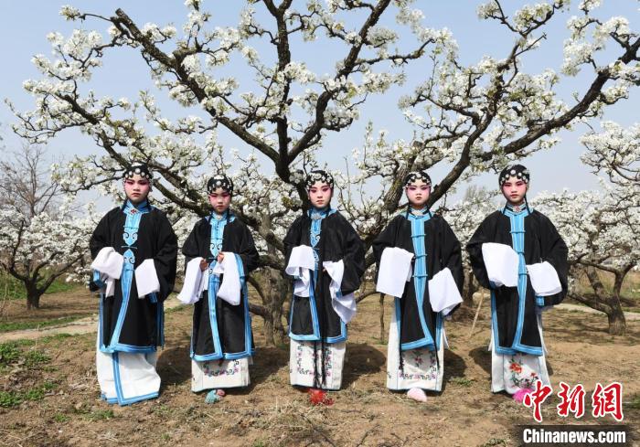 图为河北省青县“哈哈腔剧团”小演员们在青县百年梨园练功和排演戏曲。　王占林 摄