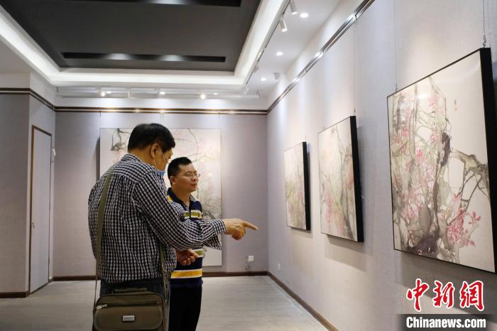 广西柳州举办紫荆花绘画展特制画法让鲜花跃然纸上