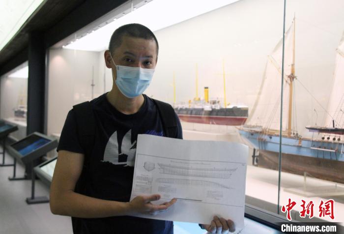 楊帆展示“萬年清”艦“母型船”的型線圖。　江超雲 攝