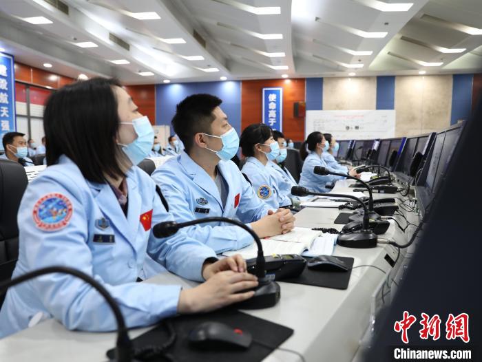 北京空间信息传输中心科技人员为神舟十三号飞船返回提供天基测控和数据中继服务。　李源龙 摄
