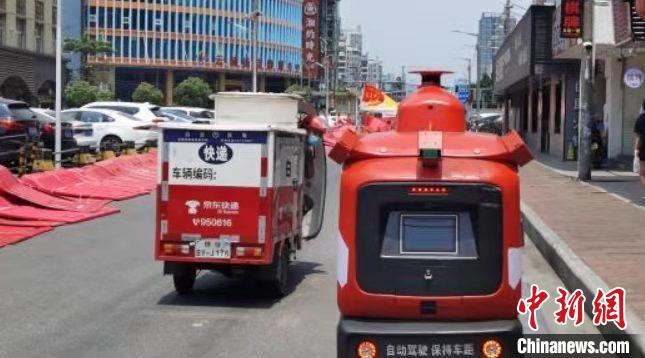 5G智能无人车行驶上路 广东电信供图