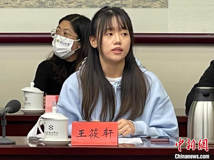 图为中国传媒大学台生王筱轩在座谈会上分享冬奥志愿服务收获。　朱贺 摄