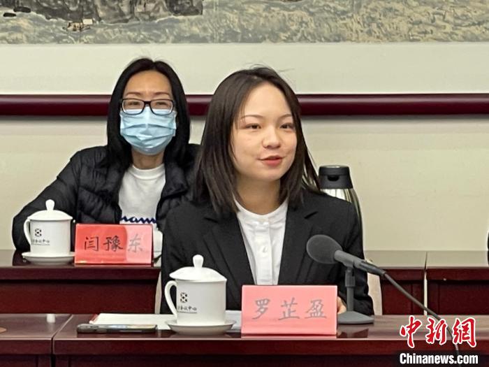 图为北京中医药大学台生罗芷盈在座谈会上介绍冬奥志愿服务经历。　朱贺 摄