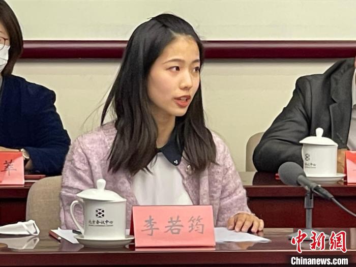 图为北京第二外国语学院台生李若筠在座谈会上分享对北京冬奥精神的体会。　朱贺 摄
