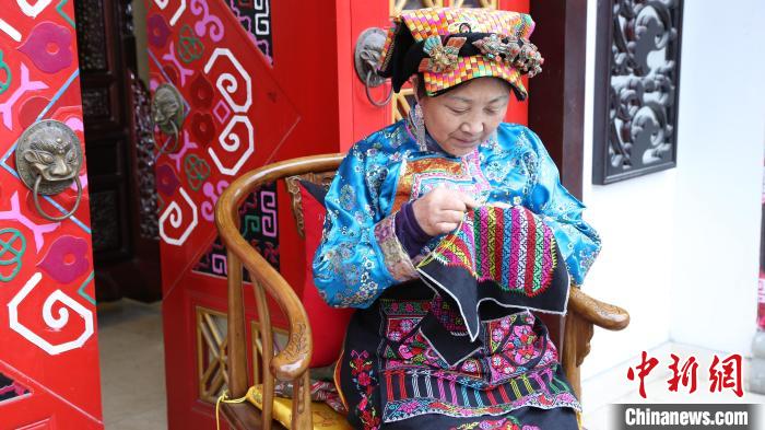 杨华珍正在刺绣。　受访者供图