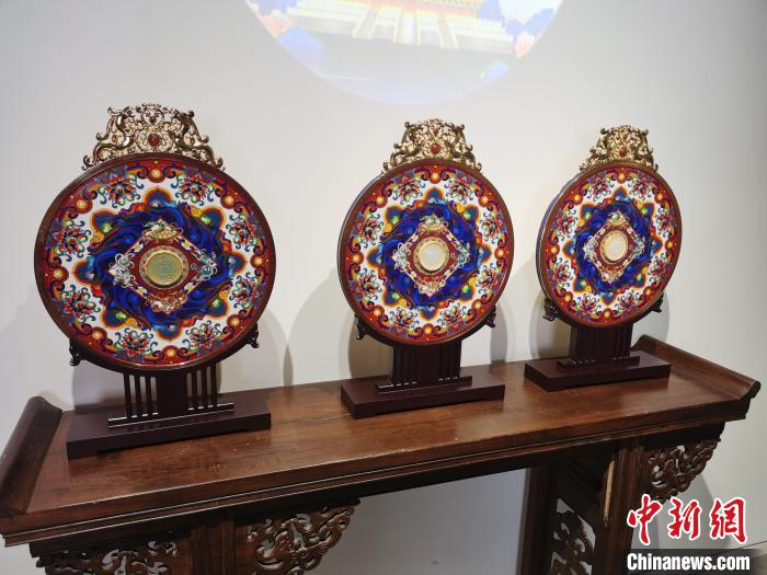 中国工艺美术大师钟连盛、张铁成联袂创作的《千秋福运》玉璧景泰蓝4月16日在北京首发。　王婧 摄