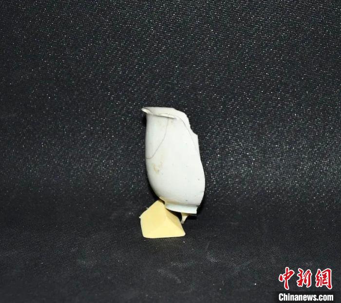 發掘區出土瓷片主要為青瓷和白瓷，另外還有2件素胎瓷塑。圖為細白瓷瓷杯。　受訪者供圖